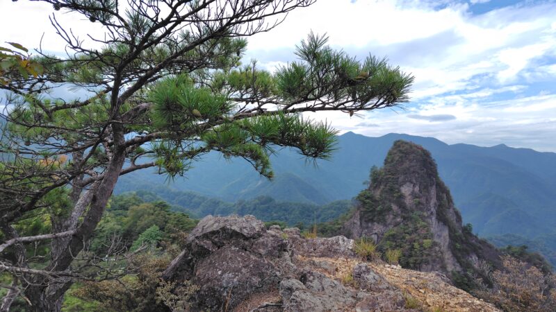 三段の滝から大岩と碧岩